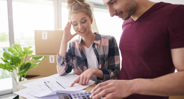 Worried couple examining expenses after moving into new house demenager pas cher
