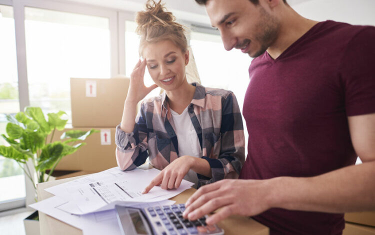 Worried couple examining expenses after moving into new house demenager pas cher